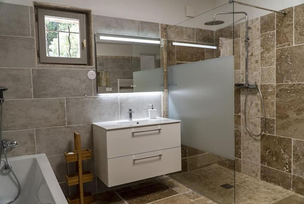 Charmant Rez De Villa Climatise Renove, 90M2 Avec Parking 카시스 외부 사진
