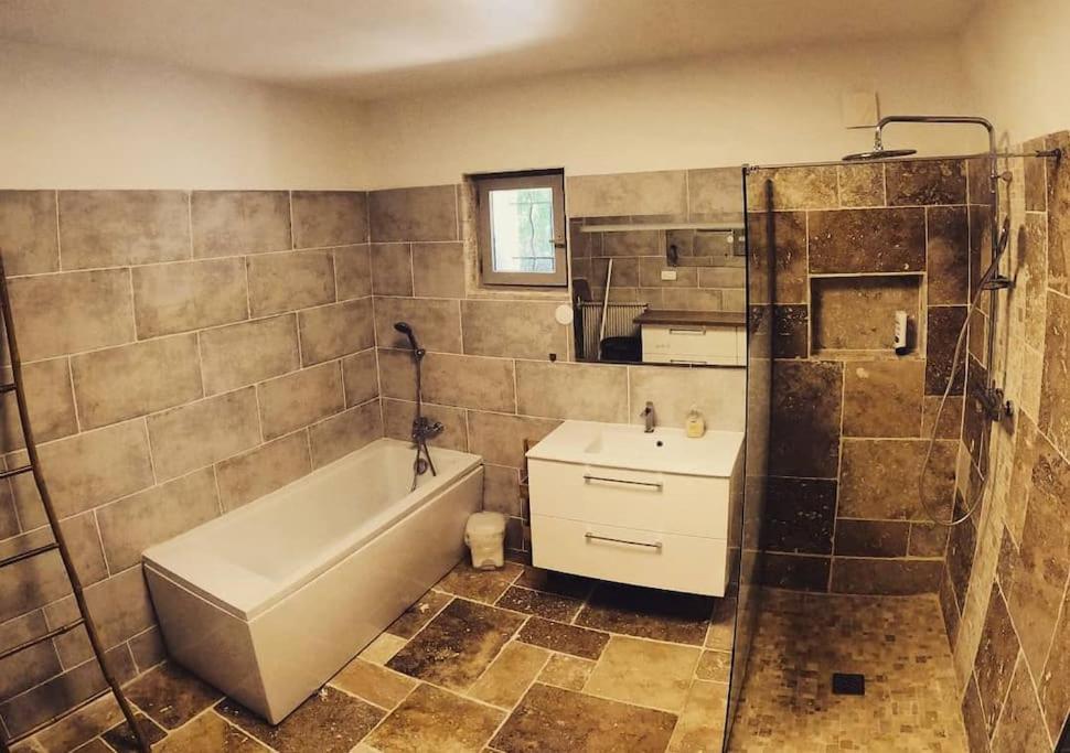 Charmant Rez De Villa Climatise Renove, 90M2 Avec Parking 카시스 외부 사진
